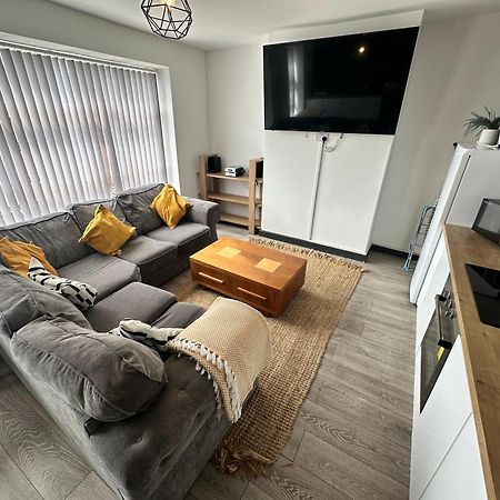 Town Center Willow Apartment - Sleeps Up To 10 - Dogs Welcome - 2 Minutes From Train Station Блэкпул Экстерьер фото