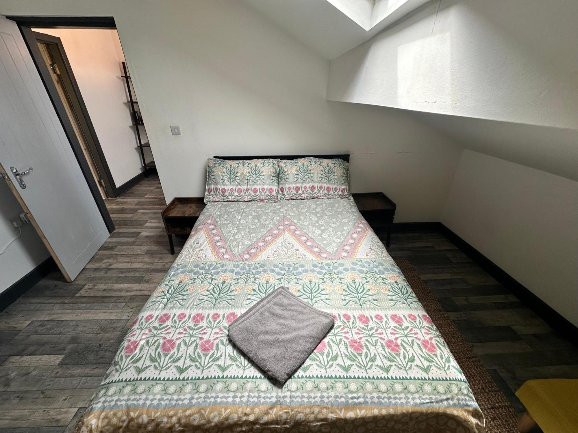 Town Center Willow Apartment - Sleeps Up To 10 - Dogs Welcome - 2 Minutes From Train Station Блэкпул Экстерьер фото