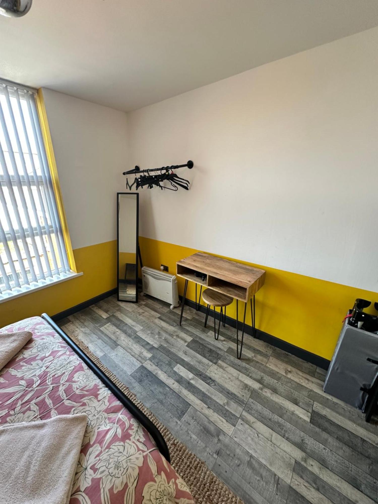 Town Center Willow Apartment - Sleeps Up To 10 - Dogs Welcome - 2 Minutes From Train Station Блэкпул Экстерьер фото