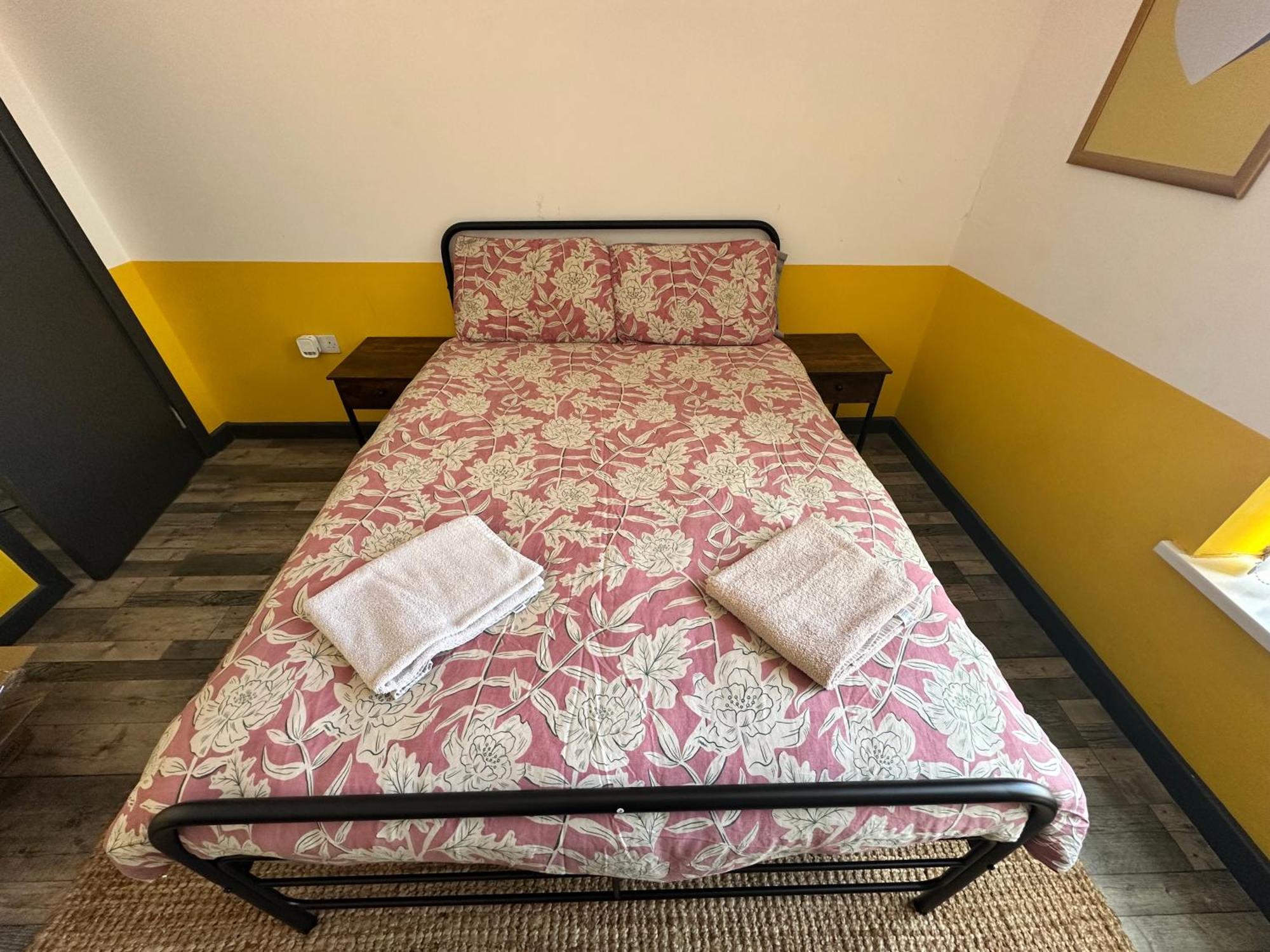 Town Center Willow Apartment - Sleeps Up To 10 - Dogs Welcome - 2 Minutes From Train Station Блэкпул Экстерьер фото