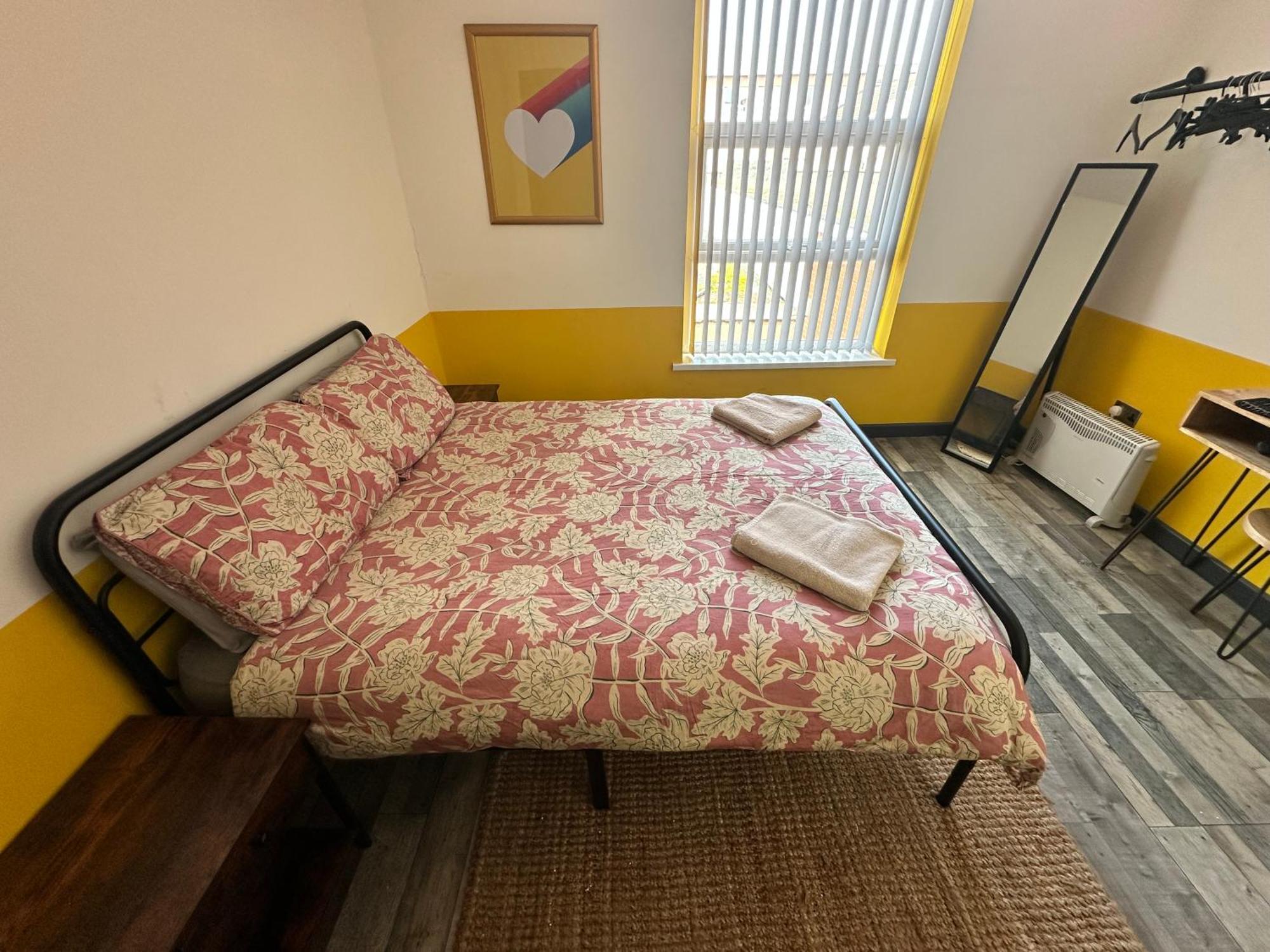 Town Center Willow Apartment - Sleeps Up To 10 - Dogs Welcome - 2 Minutes From Train Station Блэкпул Экстерьер фото
